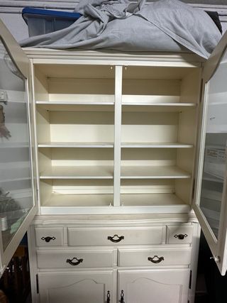 Armario antiguo de madera color crema