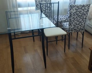 Mesa cristal y 4 sillas en PONFERRADA
