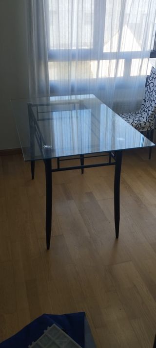 Mesa cristal y 4 sillas en PONFERRADA