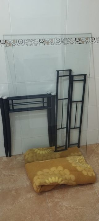 Mesa cristal y 4 sillas en PONFERRADA