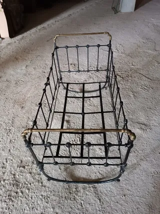 Cuna balancín antigua de hierro forjado