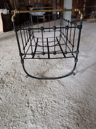 Cuna balancín antigua de hierro forjado