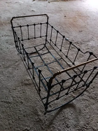 Cuna balancín antigua de hierro forjado