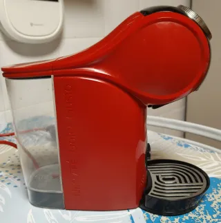 Cafetera Dolce Gusto Roja con cápsulas