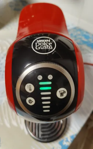 Cafetera Dolce Gusto Roja con cápsulas