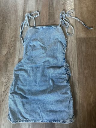 Vestido vaquero corto ajustado tirantes con lazo.