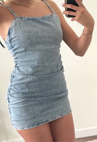 Vestido vaquero corto ajustado tirantes con lazo.