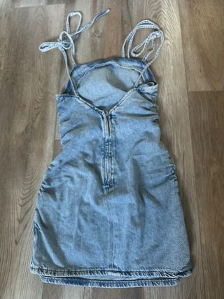 Vestido vaquero corto ajustado tirantes con lazo.