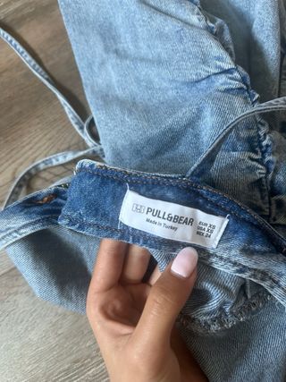 Vestido vaquero corto ajustado tirantes con lazo.