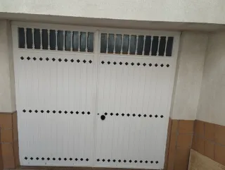 Portón macizo blanco