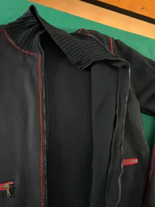 Giacca lana vergine per uomo nera con bordi rossi