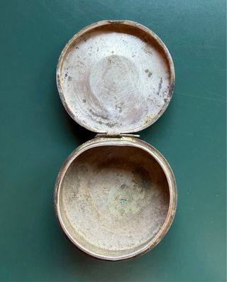 Cajita antigua latón Virgen de Covadonga