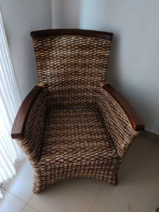 Sillón de mimbre y madera