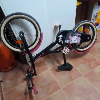 Bicicleta infantil Btwin rosa y negra