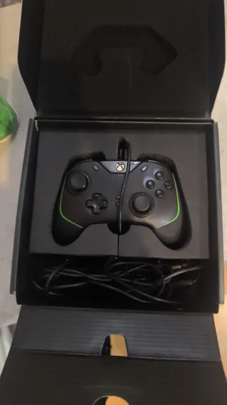 Xbox Series X con Mando Rojo