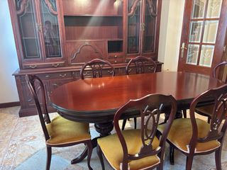 Vitrina y mesa de comedor con 8 sillas