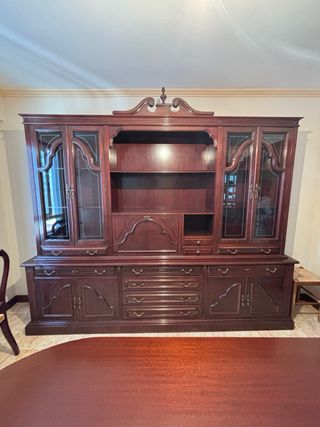 Vitrina y mesa de comedor con 8 sillas