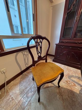 Vitrina y mesa de comedor con 8 sillas