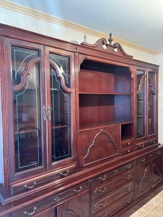 Vitrina y mesa de comedor con 8 sillas