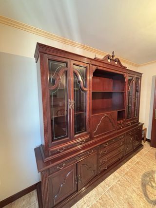 Vitrina y mesa de comedor con 8 sillas