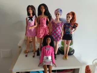 Lote 5 Barbies Variadas (4 Étnicas) + Barbie rubia