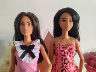 Lote 5 Barbies Variadas (4 Étnicas) + Barbie rubia