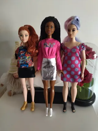 Lote 5 Barbies Variadas (4 Étnicas) + Barbie rubia