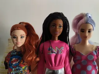 Lote 5 Barbies Variadas (4 Étnicas) + Barbie rubia