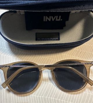 Occhiali da sole INVU polarizzati con custodia