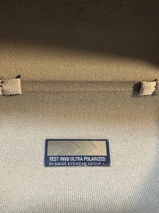 Occhiali da sole INVU polarizzati con custodia