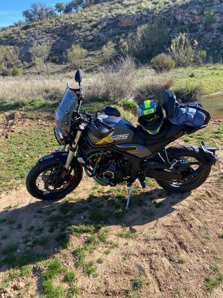 VOGE 525 Adventure Moto Negra/Gris