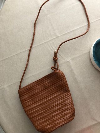 Bolso trenzado marrón