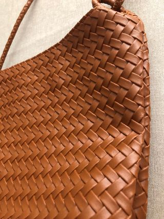Bolso trenzado marrón