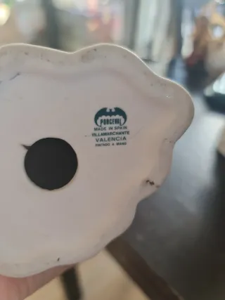 Figura de porcelana mujer con flor