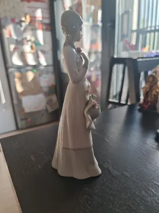 Figura de porcelana mujer con flor
