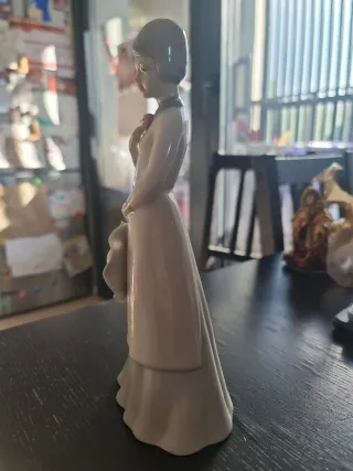 Figura de porcelana mujer con flor