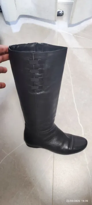 Botas de piel en color negro. Talla 38.