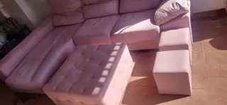 Sofá modular rosa con otomanas