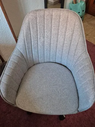 Silla de oficina gris de tela, Leroy Merlin.
