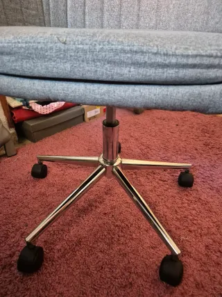 Silla de oficina gris de tela, Leroy Merlin.