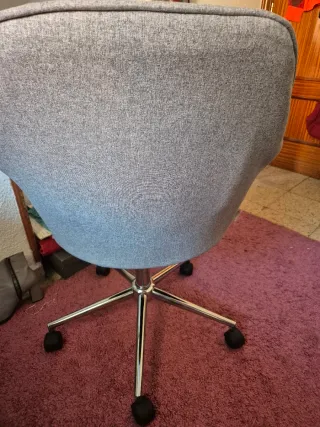 Silla de oficina gris de tela, Leroy Merlin.