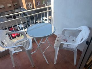 Mesa redonda y 2 sillas de exterior