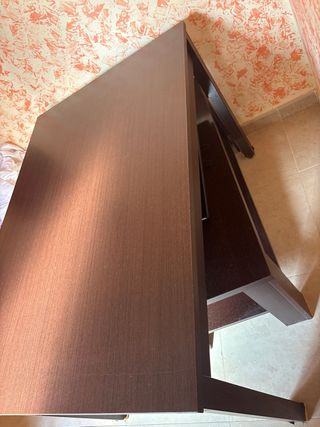 Mesa alta de madera resistente