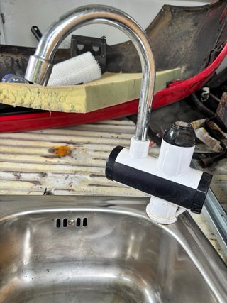 Fregadero y grifo eléctrico
