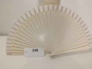 Abanico de madera beige y blanco