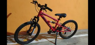 Bicicleta infantil roja