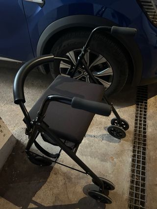 Andador persona mayor.