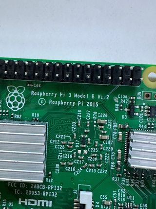 Raspberry Pi 3 B v1.2 + Carcasa y Alimentacion