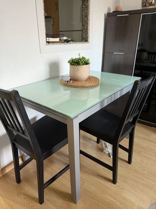 Elegante mesa de comedor cristal y madera