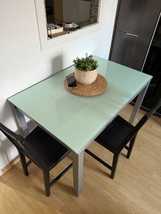 Elegante mesa de comedor cristal y madera